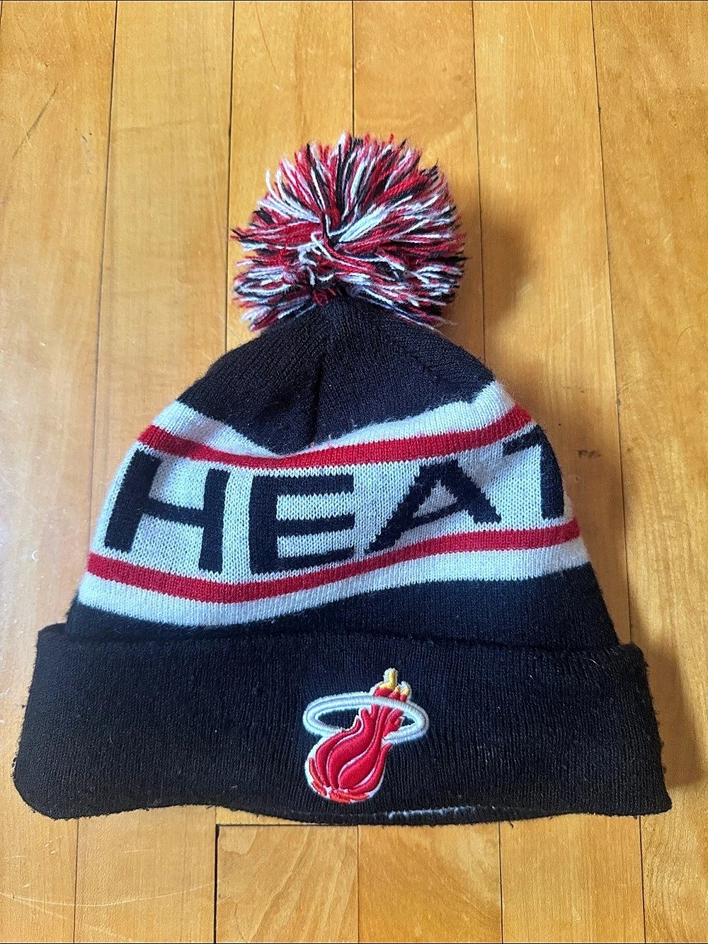 New Era Miami Heat NBA Hardwood Classics Pom Beanie Black & Red Boys Youth
